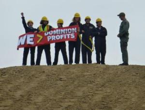 Cove-Point-protesters-holding-banner-By-Kevin-W.-Thomas
